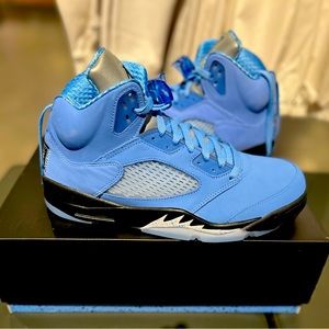 Jordan 5 UNC SIZE 9.5